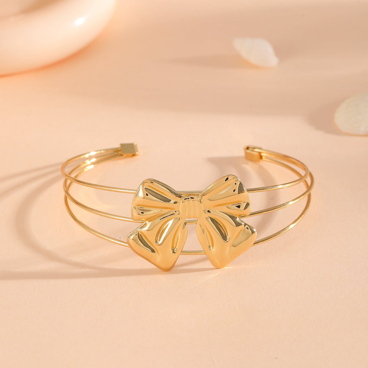 Women's bracelet with intricate bow design