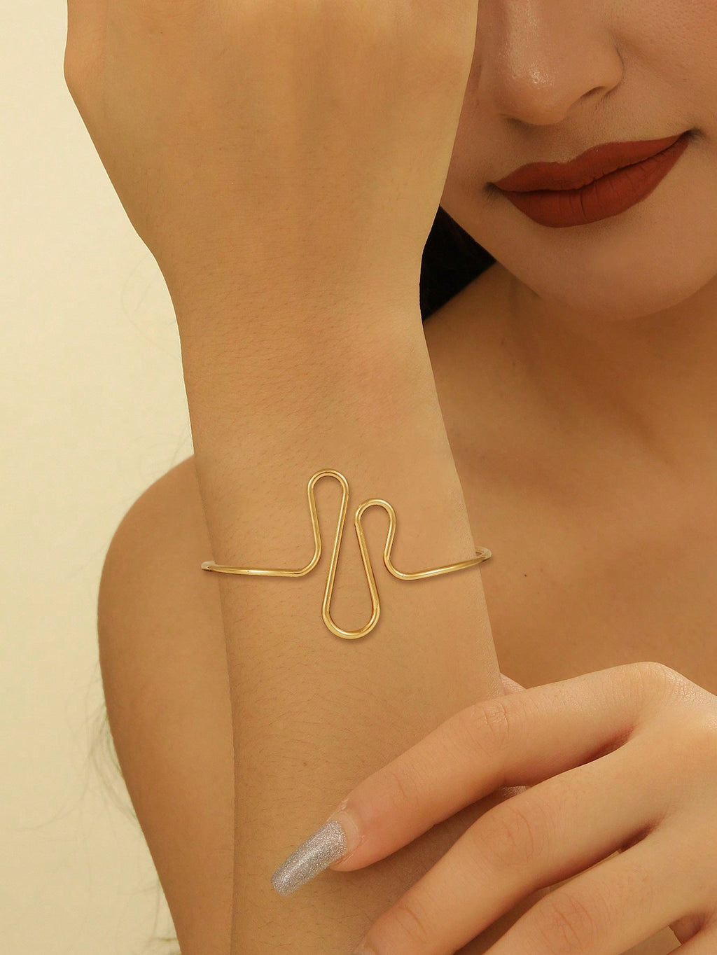 Women's cuff in modern wave pattern