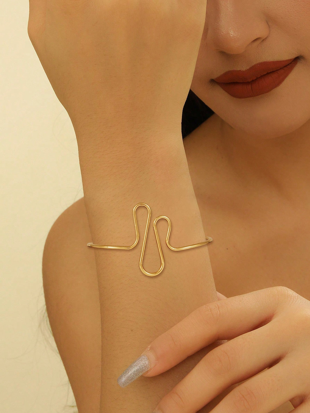 Women's cuff in modern wave pattern