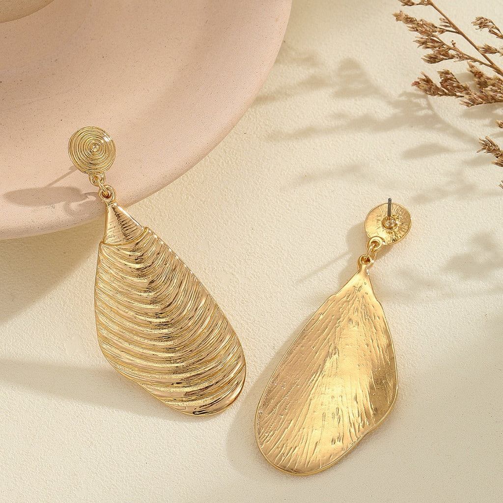 Ladies Elegant Earrings made of high-quality, textured metal