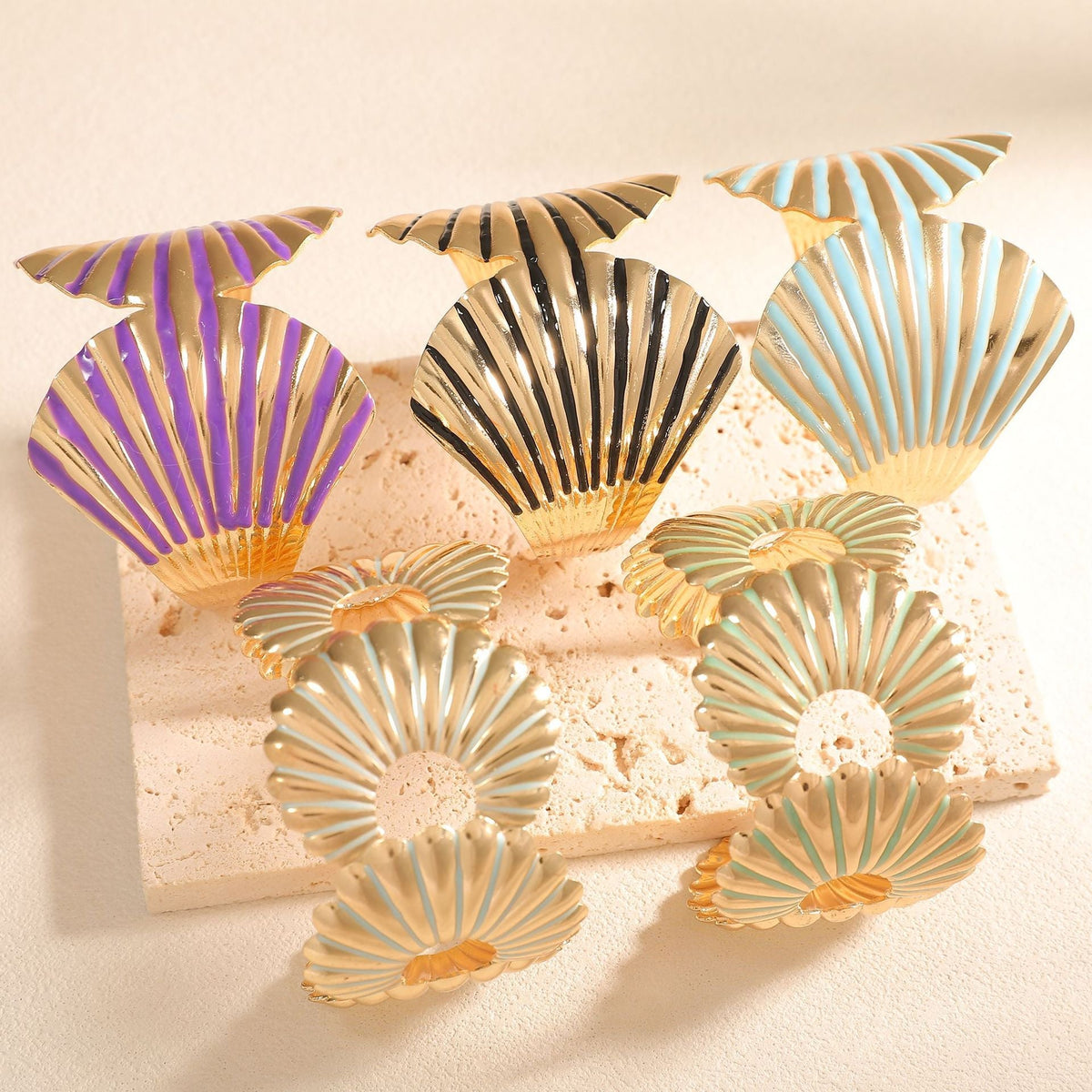 Women's bangle with elegant shell design