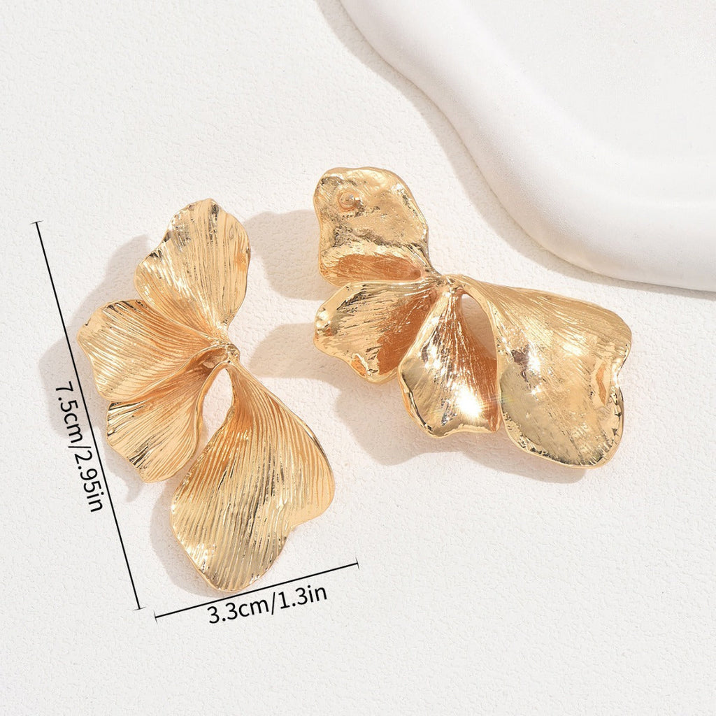 Women's ear clips in an elegant, textured design