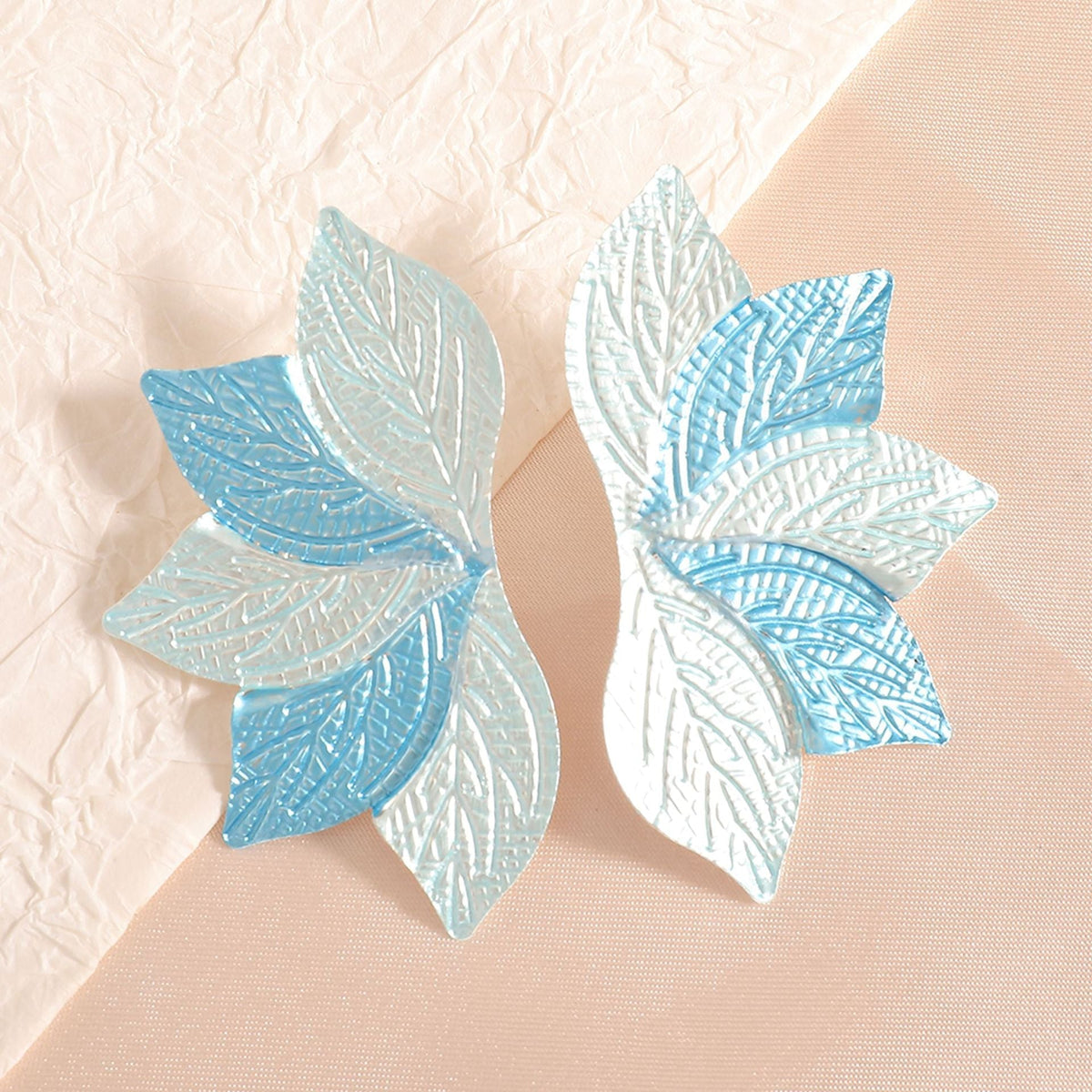 Women’s hair accessory with elaborate leaf design