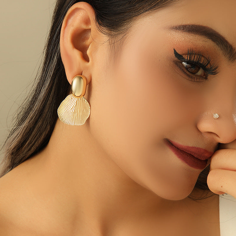 Ladies Hanging Earrings with Luxurious Leaf Design