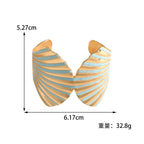 Women's bangle with elegant shell design