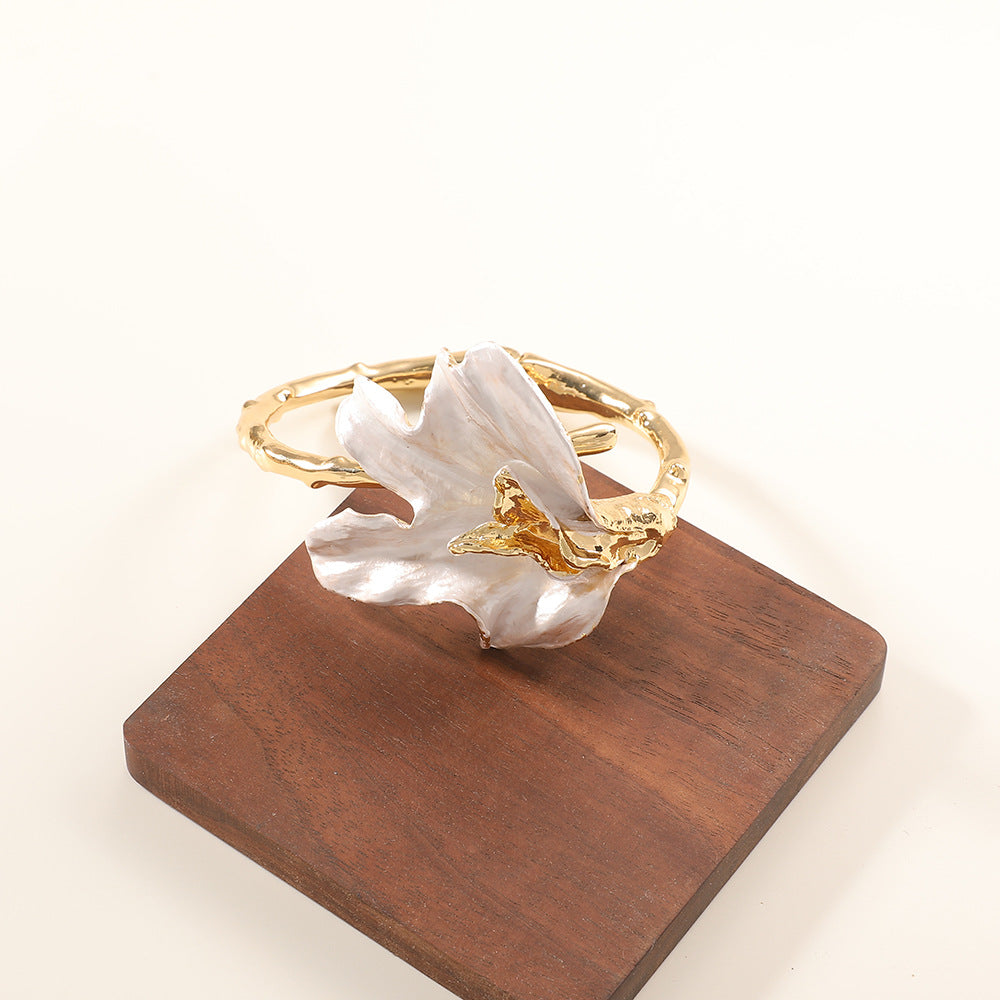 Women's bracelet with intricate flower design