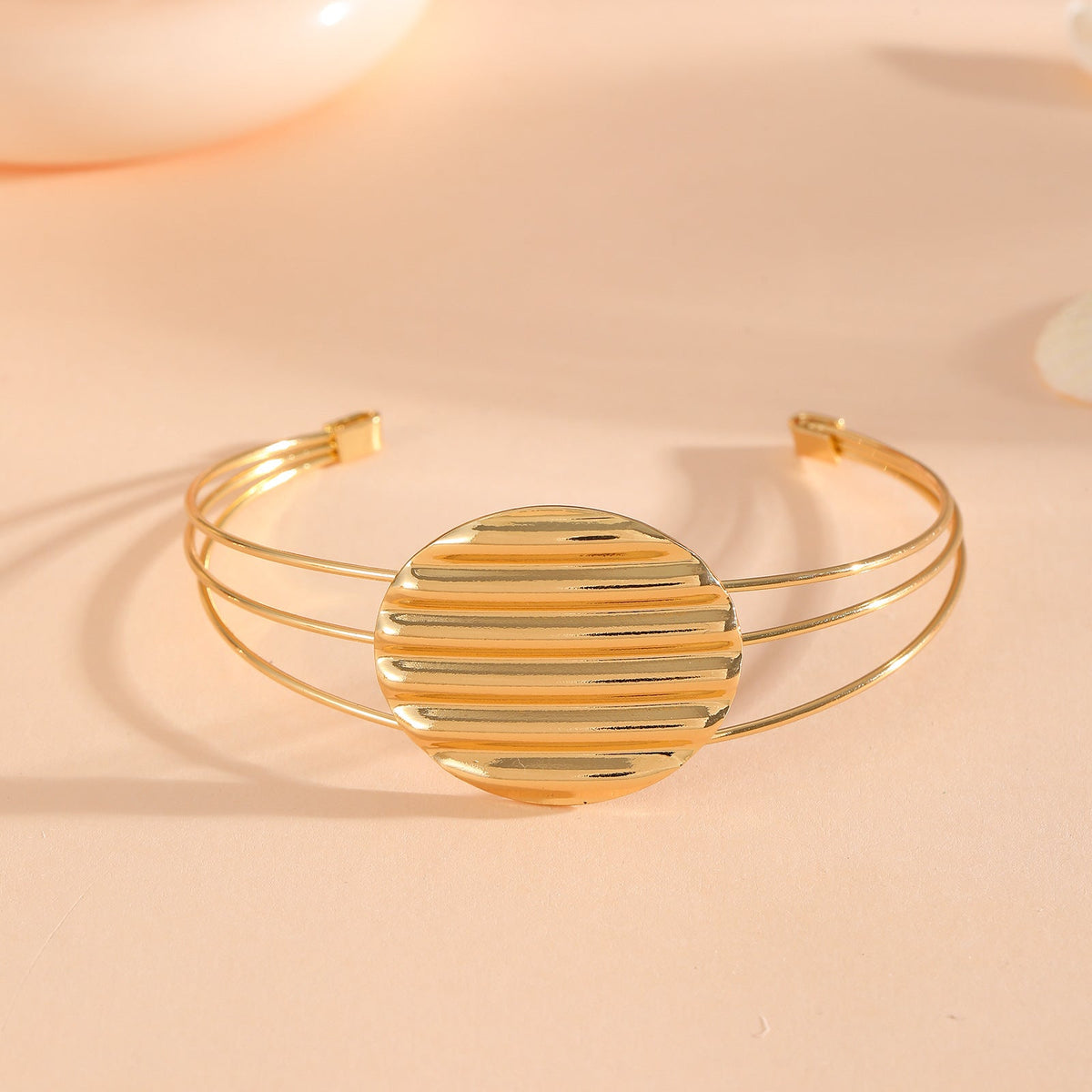 Women's bracelet with intricate bow design