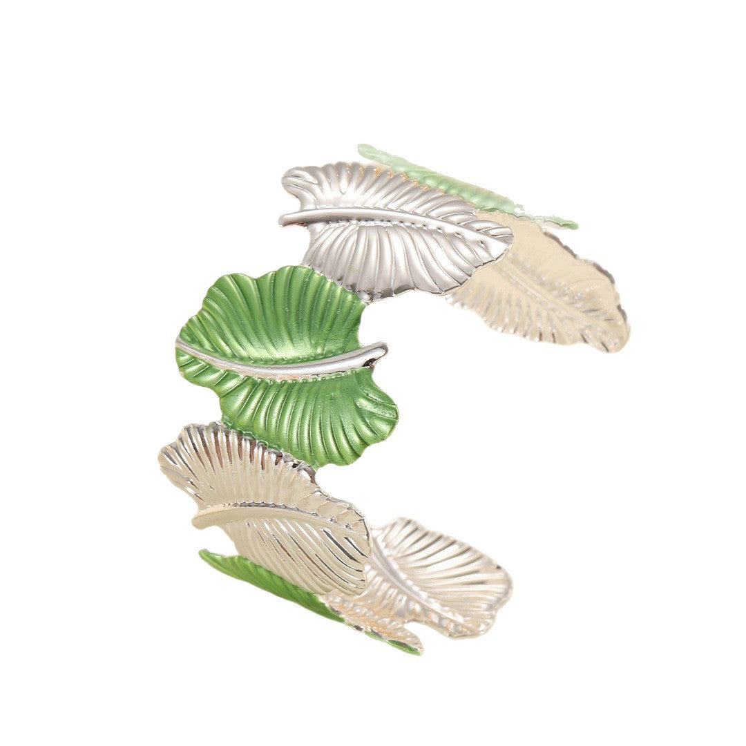 Women’s bracelet with elaborate leaf design