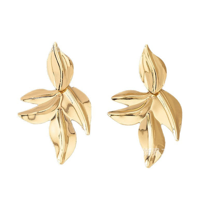 Women’s earrings with elegant leaf design