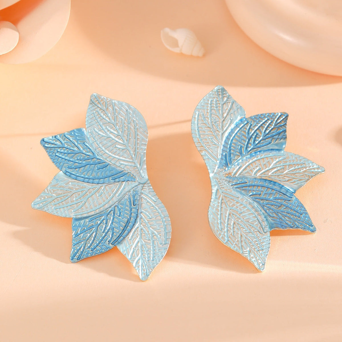 Women’s hair accessory with elaborate leaf design