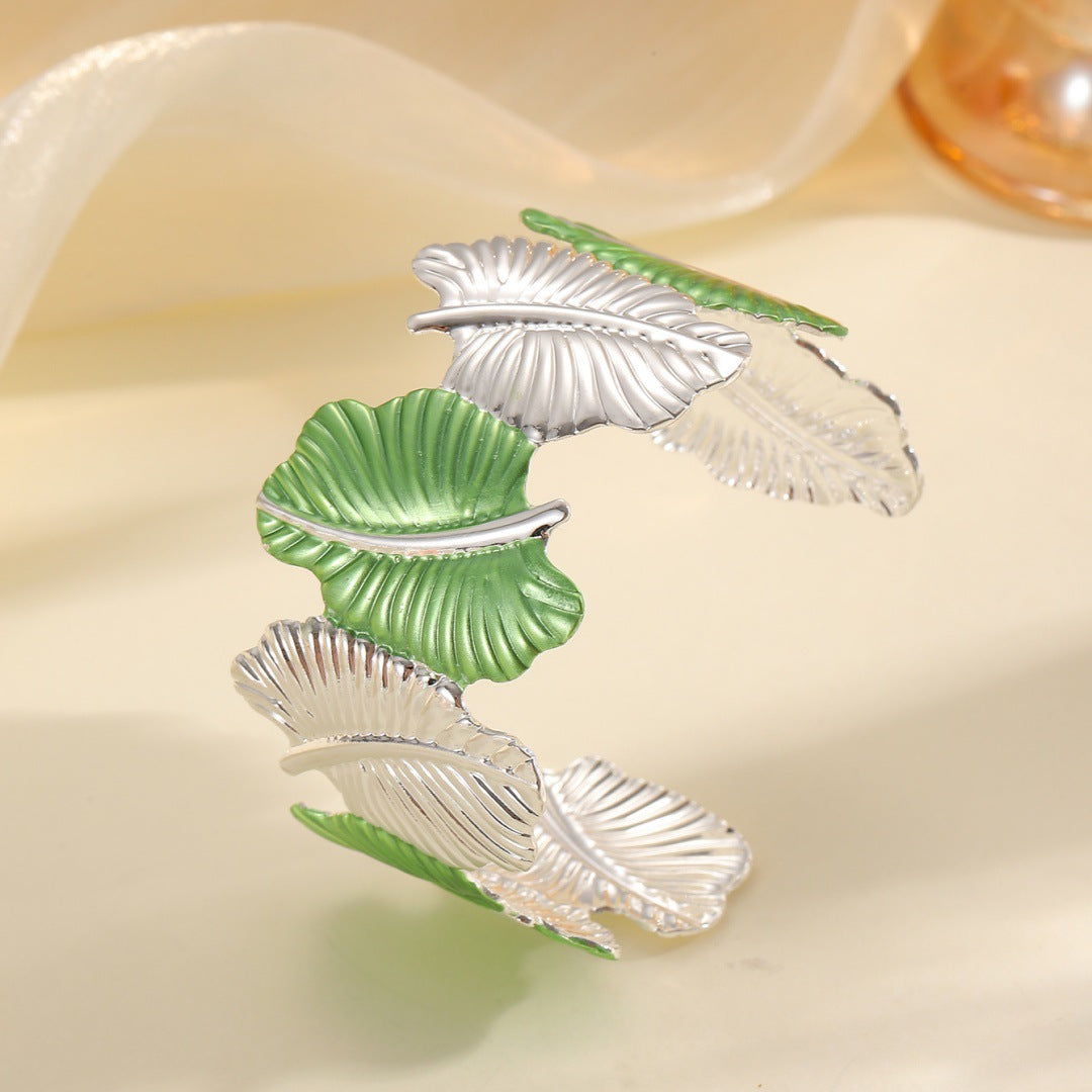 Women’s bracelet with elaborate leaf design