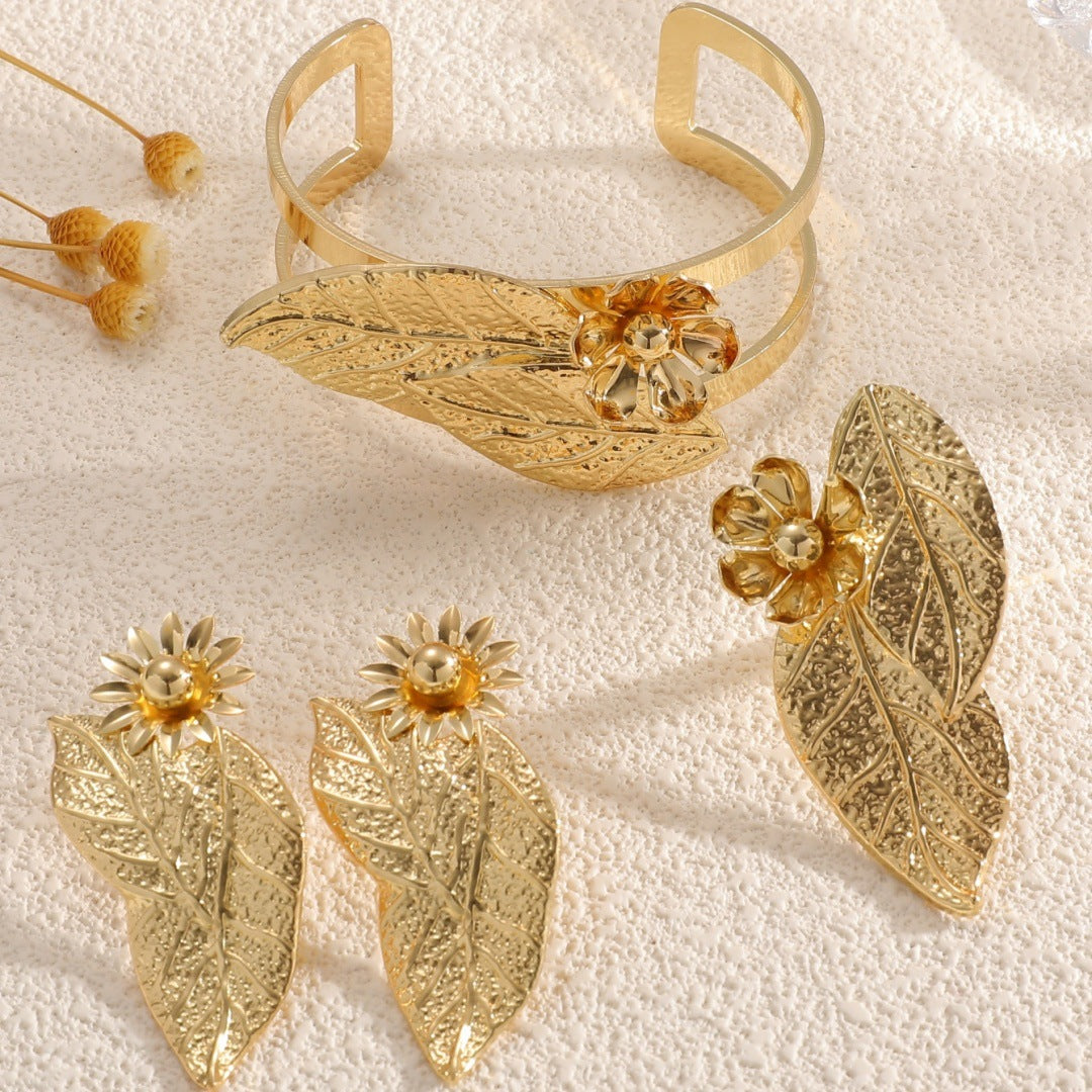 Ladies bangle with elaborate leaf design