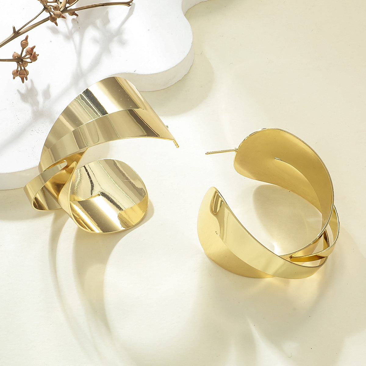 Women's Hanging Earrings in Elegant Wave Pattern