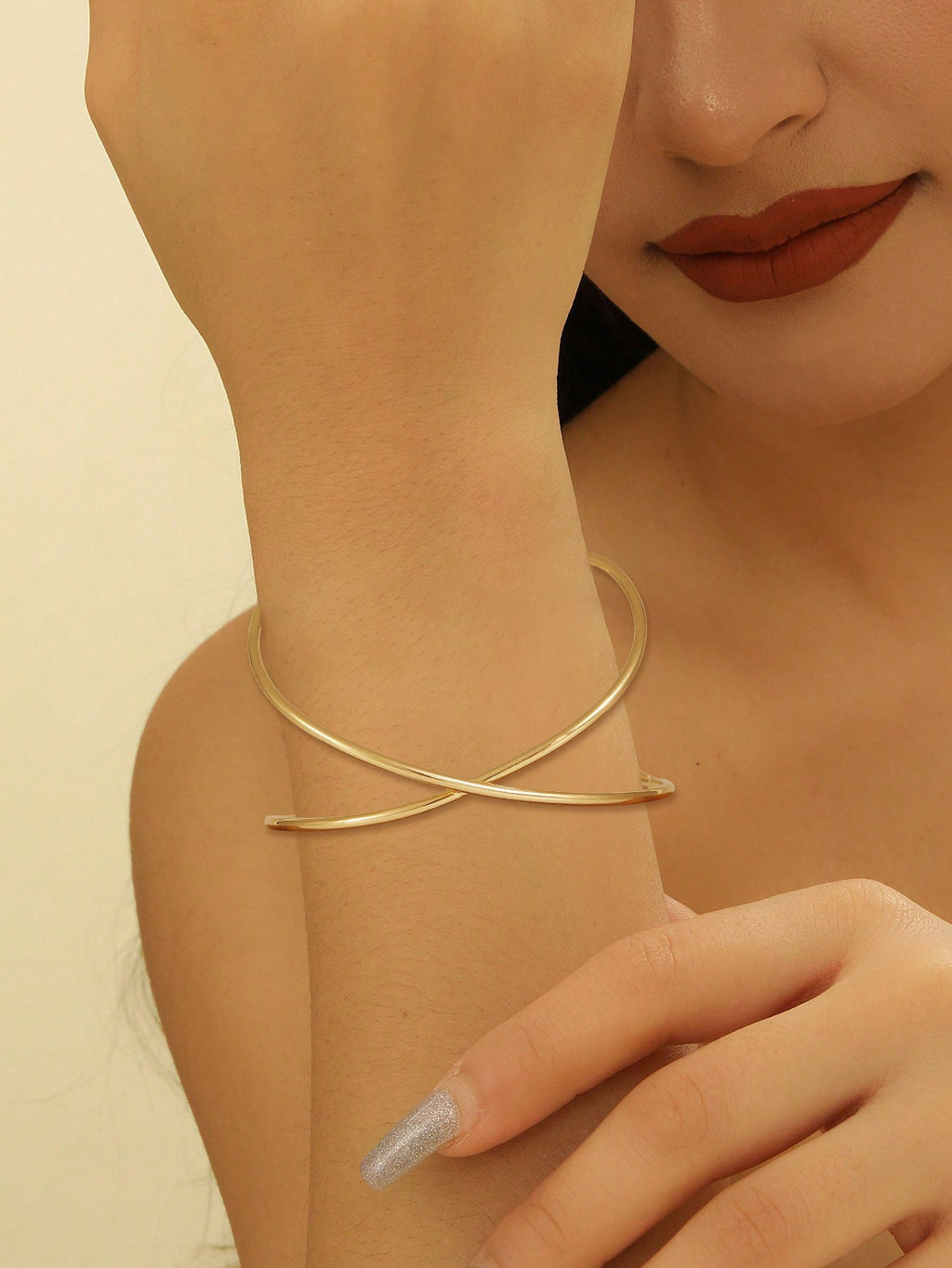 Ladies' bangle with elegant curved design