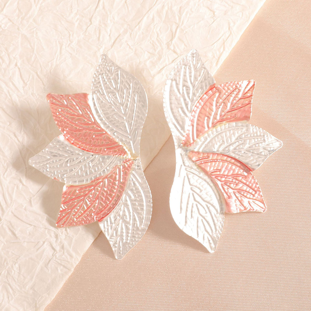 Women’s hair accessory with elaborate leaf design