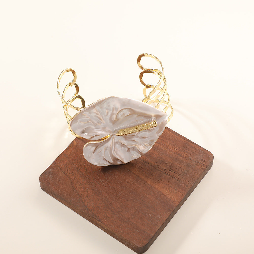Women's bracelet with intricate flower design