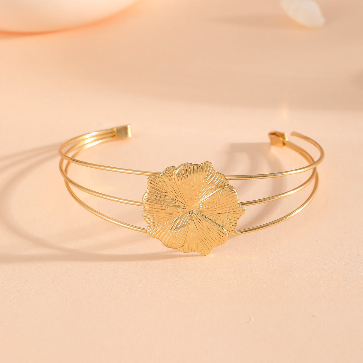 Women's bracelet with intricate bow design
