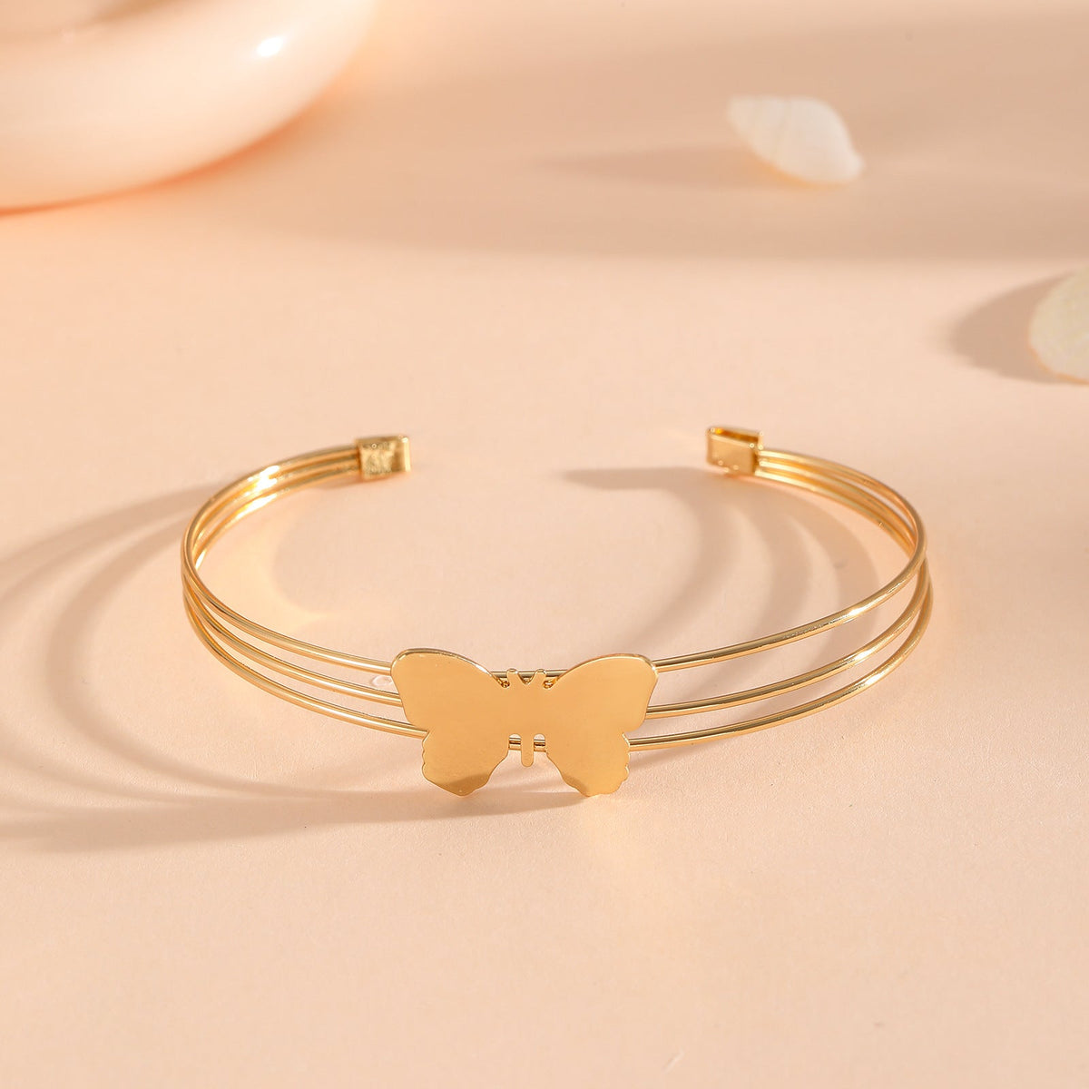 Women's bracelet with intricate bow design