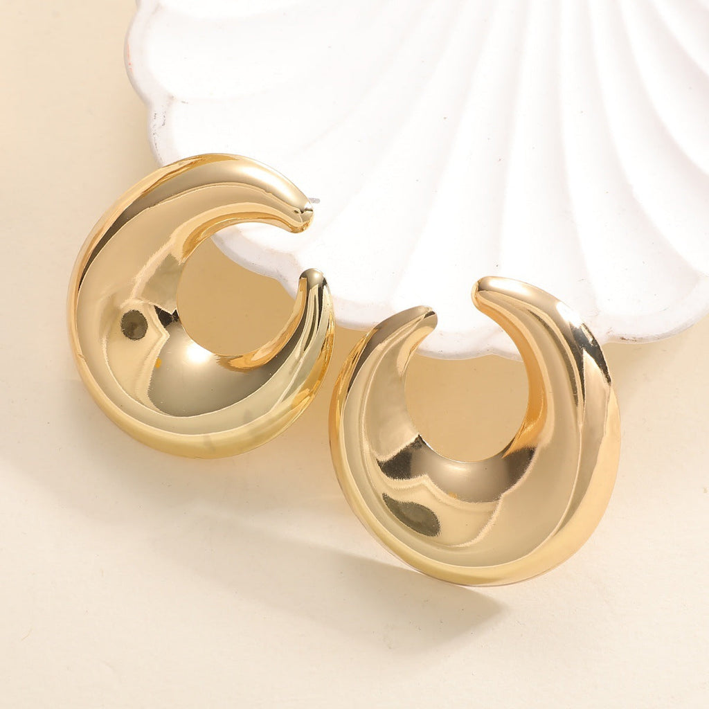 Women's earrings with elegant curved design