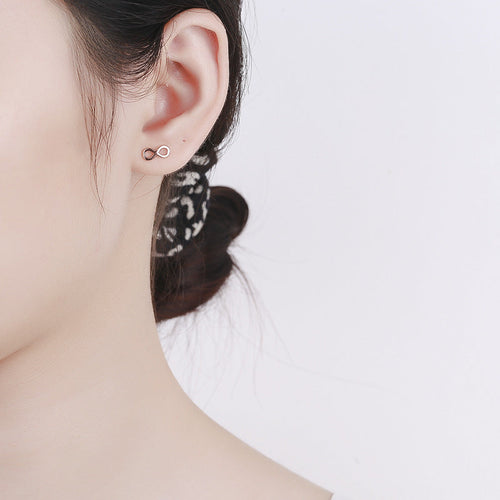 Ladies earrings in infinity design made of high-quality material