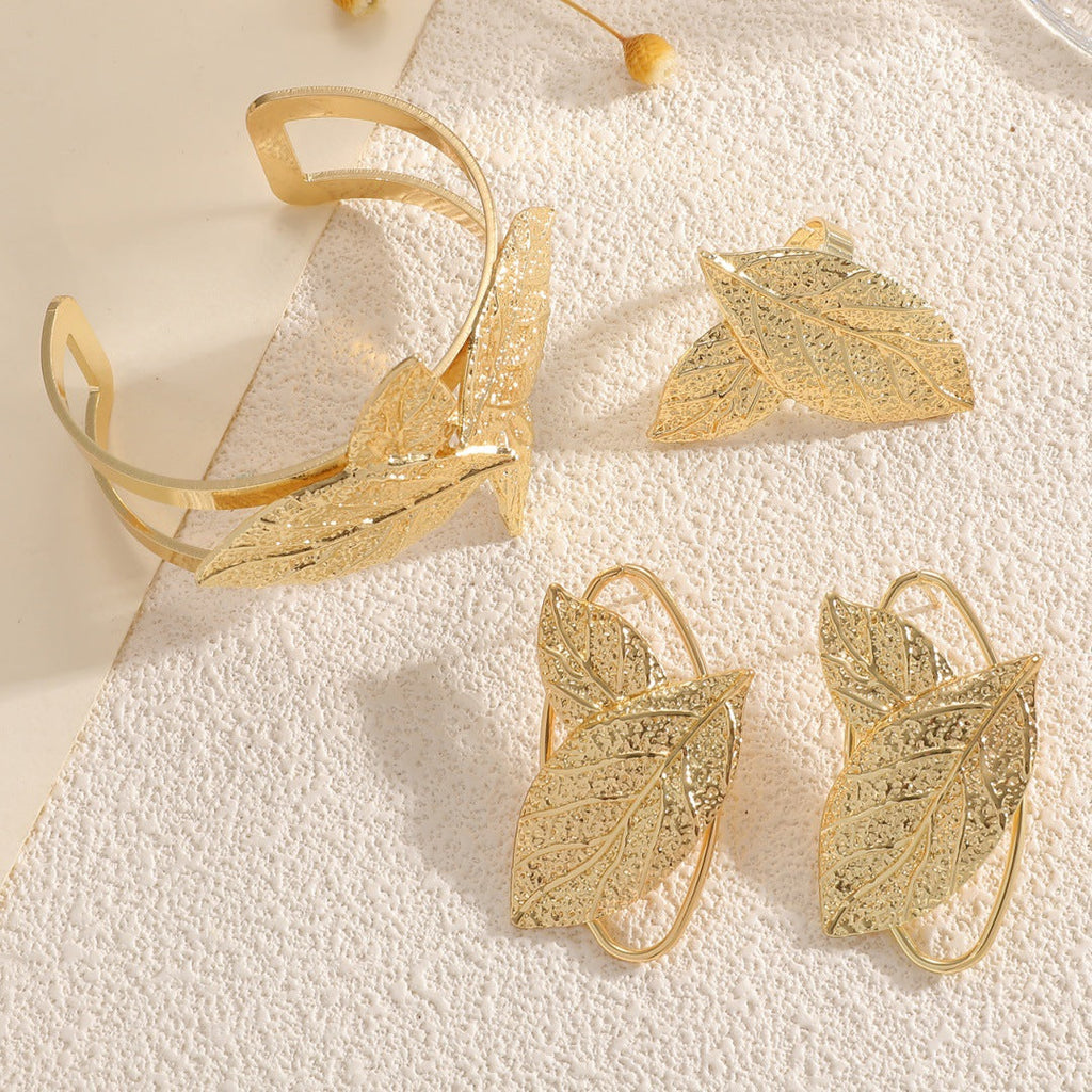 Women’s bracelet with elaborate leaf design