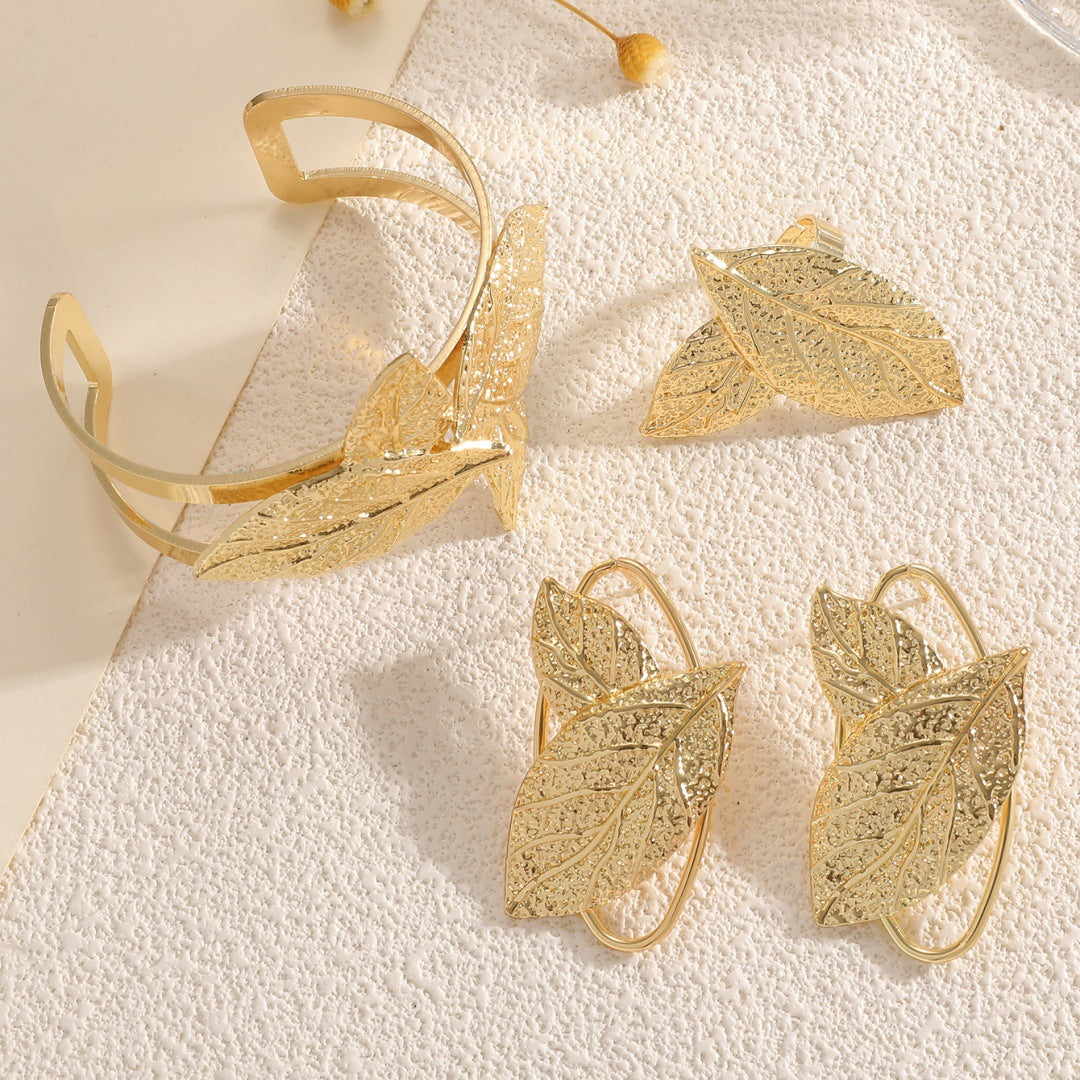 Women’s bracelet with elaborate leaf design