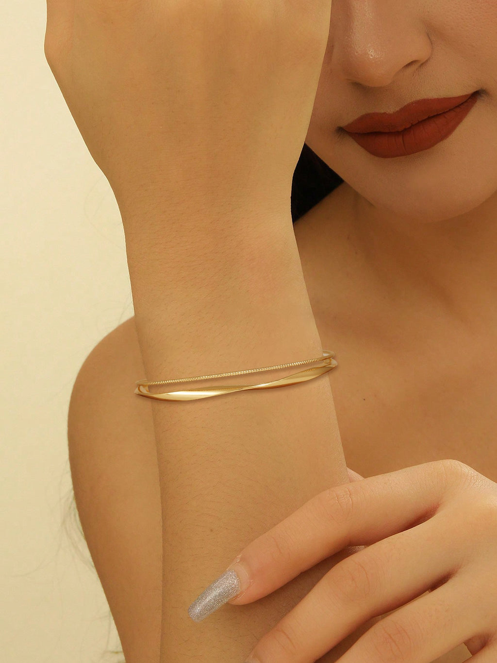 Ladies' bangle with elegant curved design
