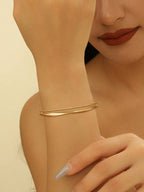 Ladies' bangle with elegant curved design