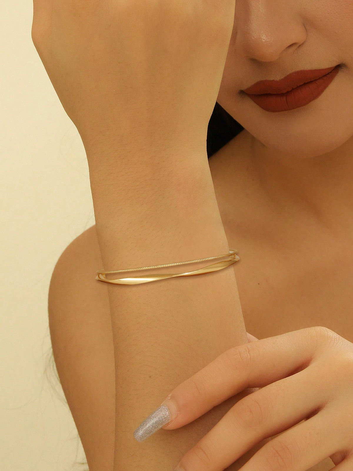 Ladies' bangle with elegant curved design
