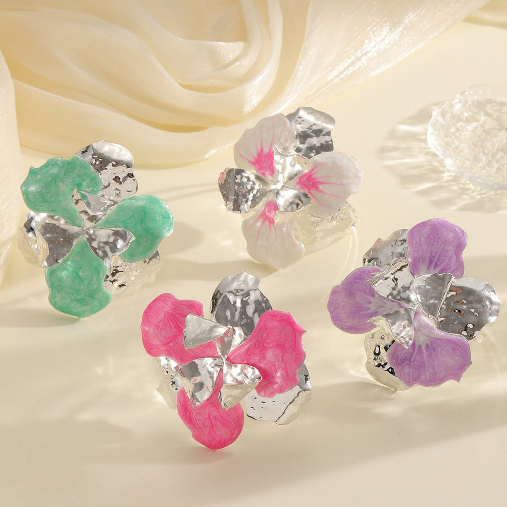 Women's flower-shaped ring made of shiny metal and high-quality epoxy resin