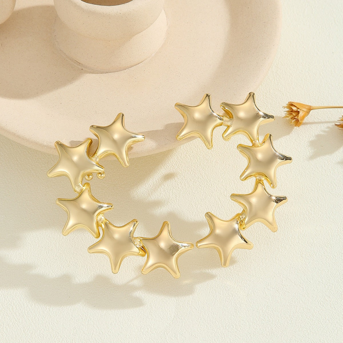 Women's bracelet with structured, golden beads