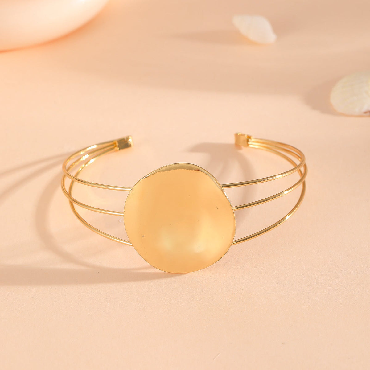 Women's bracelet with intricate bow design