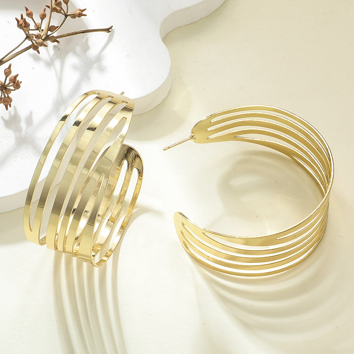 Women's Hanging Earrings in Elegant Wave Pattern