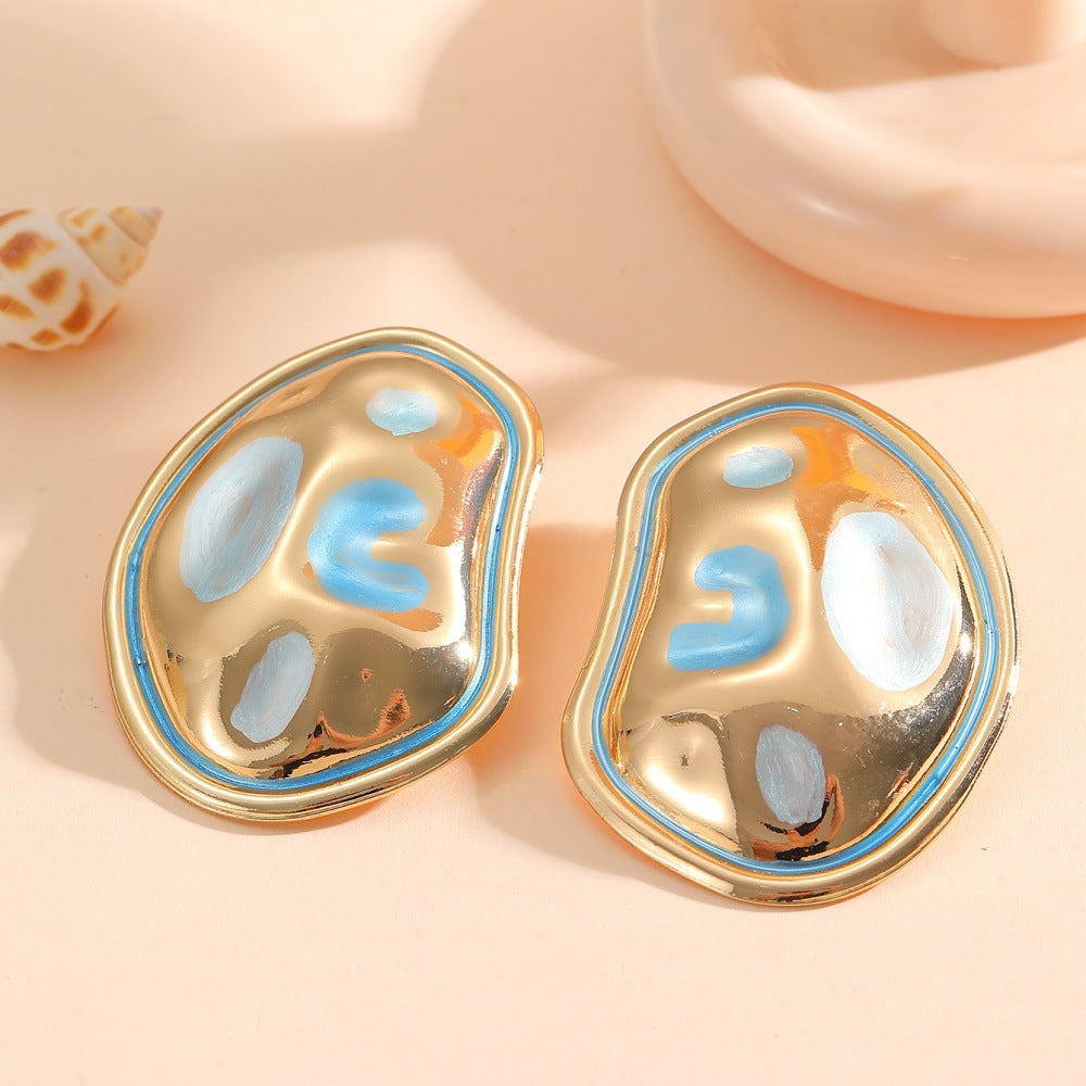 Ladies Hanging Earrings in a modern, organic design