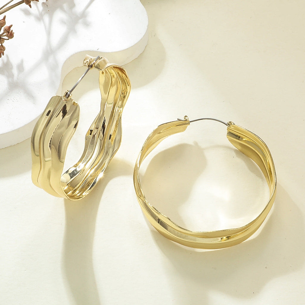 Women's Hanging Earrings in Elegant Wave Pattern