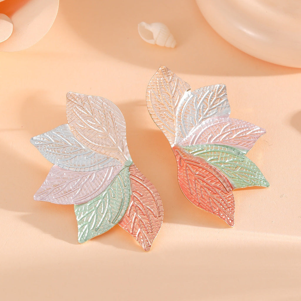 Women’s hair accessory with elaborate leaf design