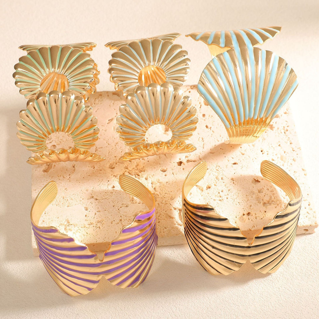 Women's bangle with elegant shell design