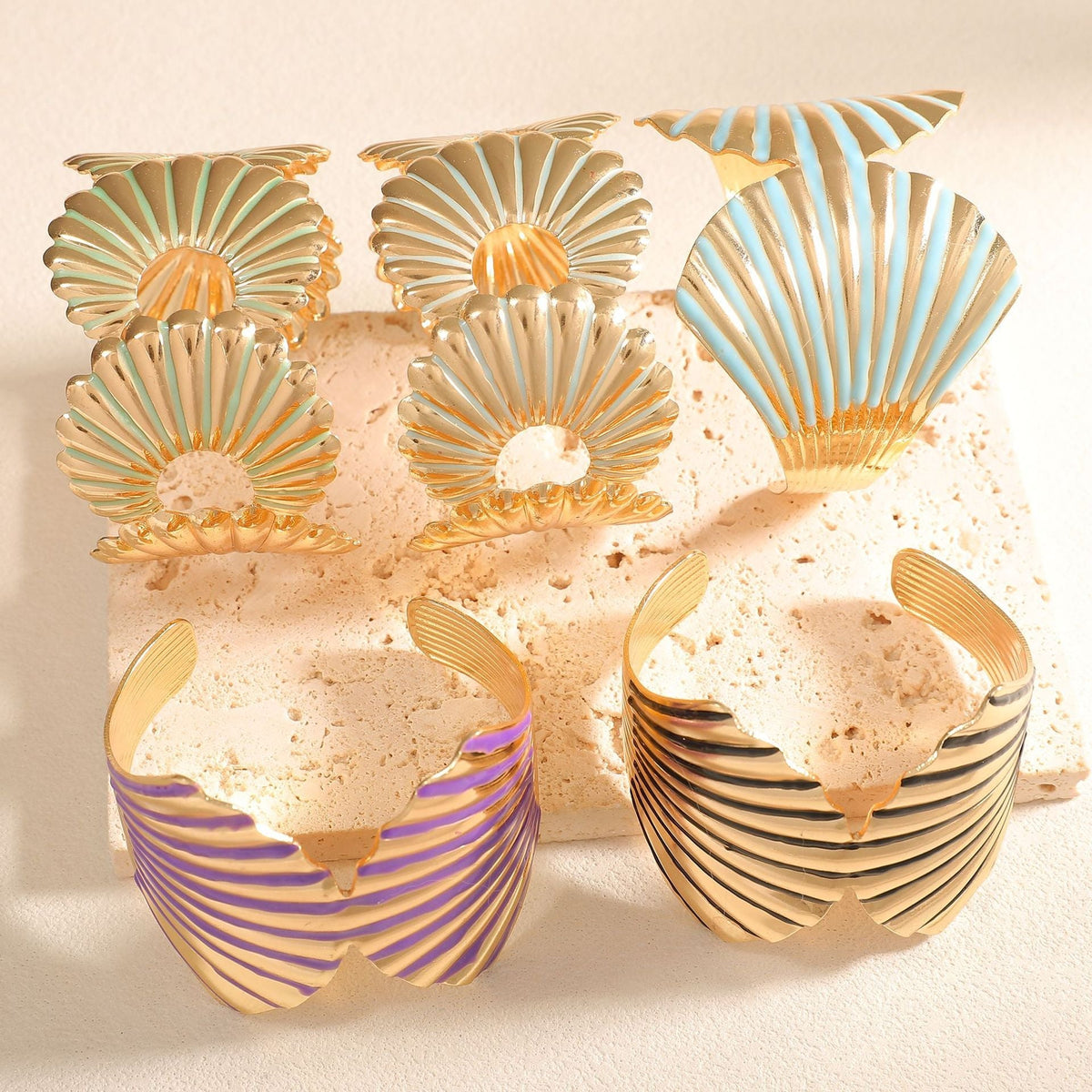 Women's bangle with elegant shell design