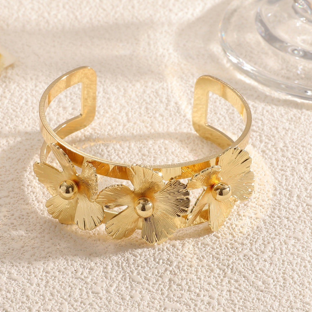 Women's wrist jewelry with floral design and high-quality surface finishing