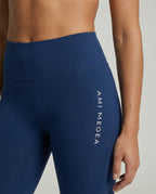 Women shaping leggings with ventilation - detail close-up