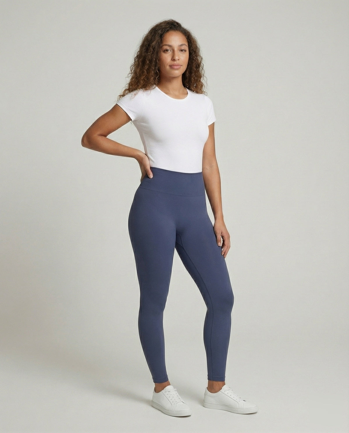Ladies' shaping leggings with 3D padding - detail close-up