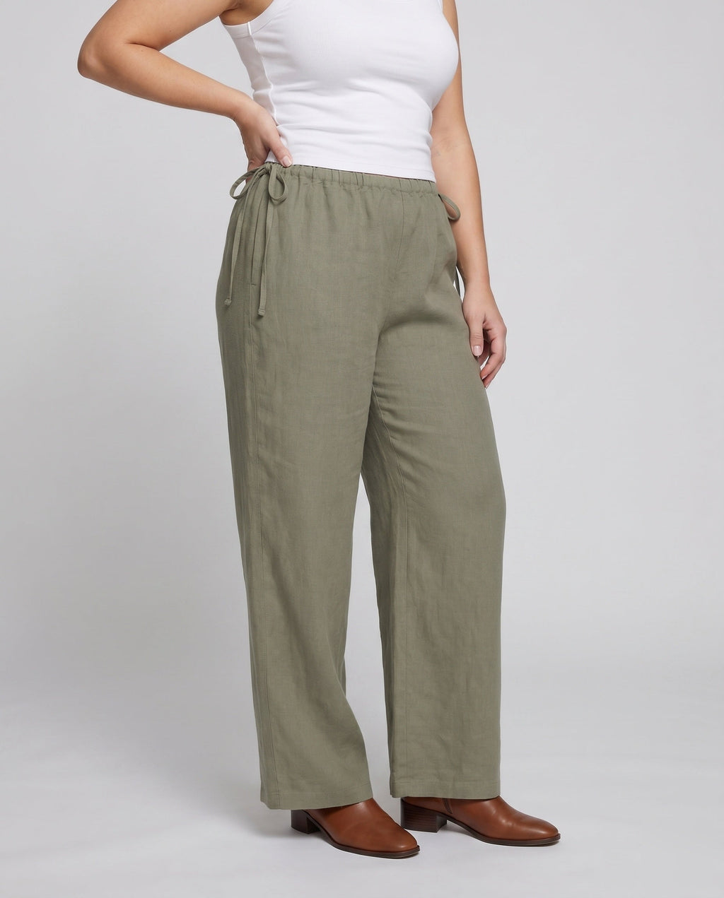 Ladies airy Palazzo pants with elastic waistband and practical pockets - lower body view