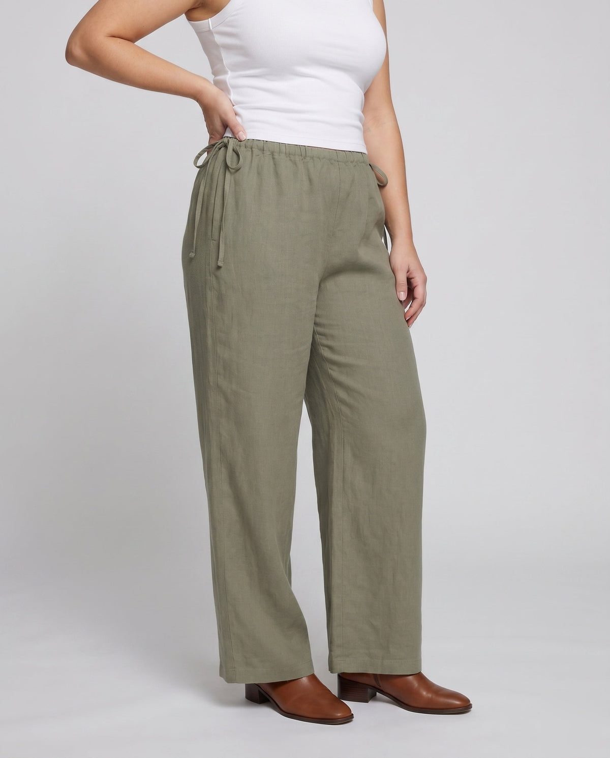 Ladies airy Palazzo pants with elastic waistband and practical pockets - lower body view