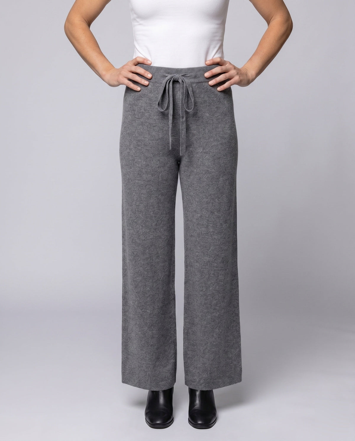 Women's Wide Luxury Trousers Made of Fine Wool - lower body view