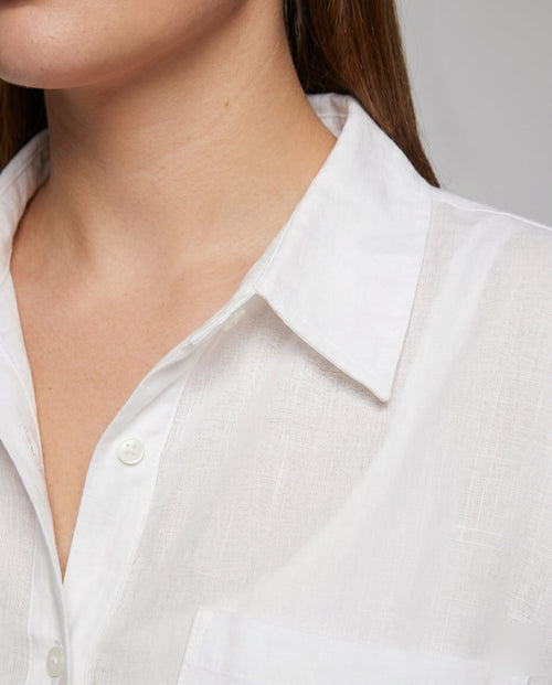 Ladies elegant, airy two-piece set with classic shirt and wide trouser leg - detail close-up