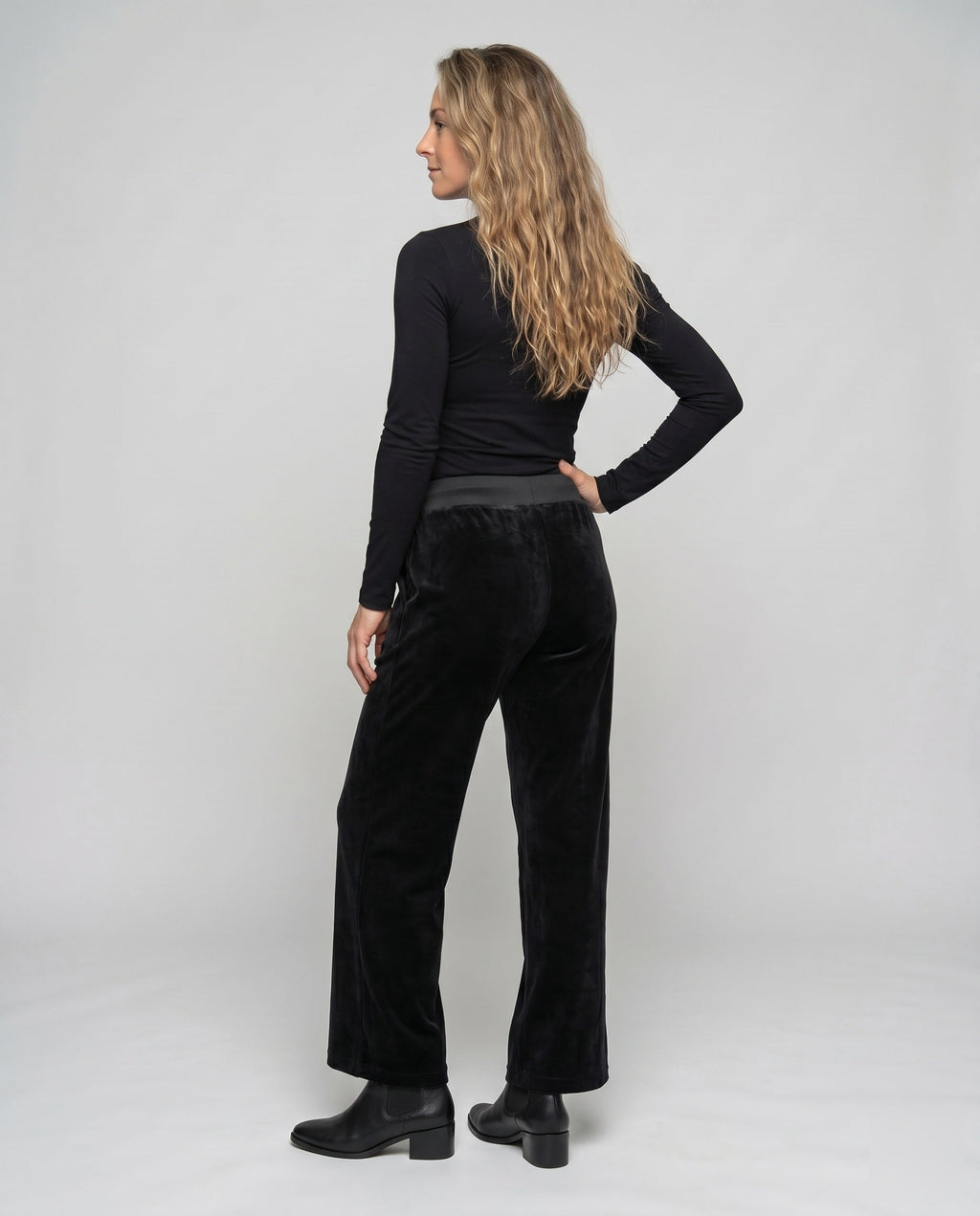 Women's casual and elegant velour pants with wide leg - back view