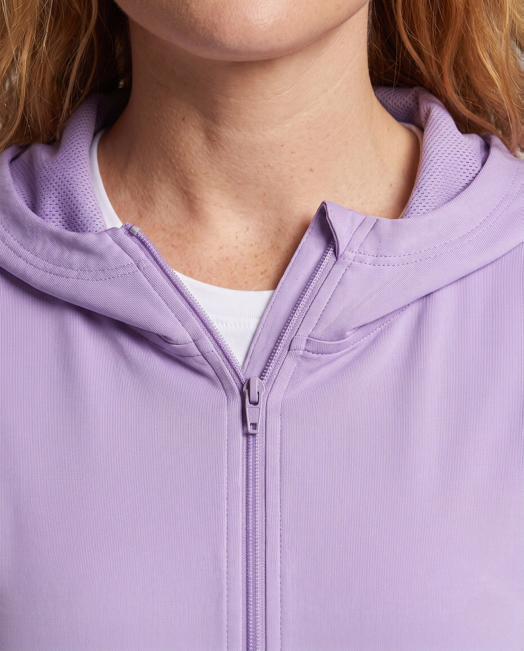 Women's lightweight functional hooded jacket with honeycomb structure, mesh inner lining, side zipper pockets, and thumb holes All Fashion - detail close-up