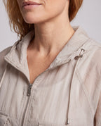 Women's lightweight short jacket in cargo style with hood, balloon sleeves, and patched pockets All Fashion - detail close-up