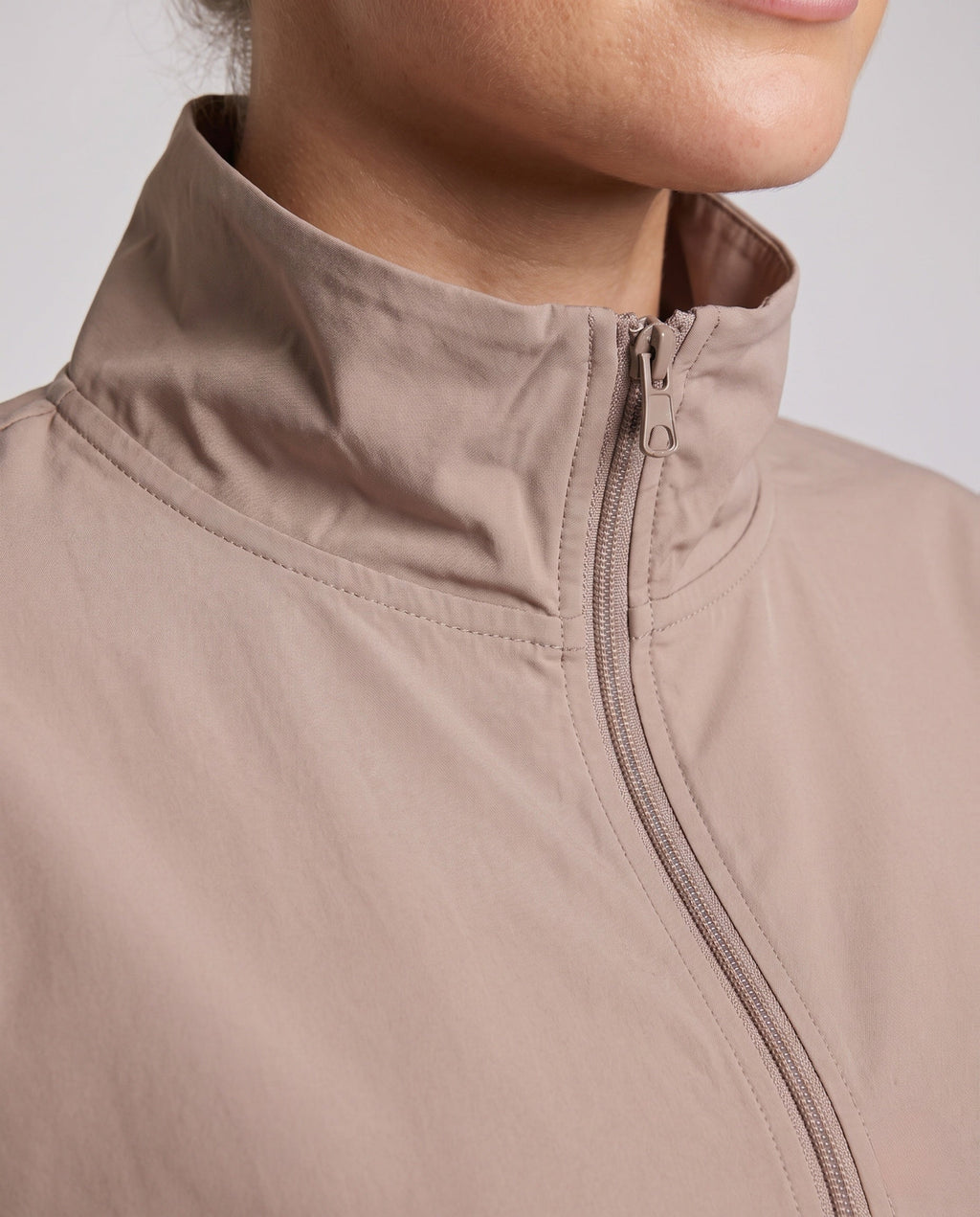 Women's nan ultra-light short-cut training jacket with zipper and drawstring All Fashion - detail close-up