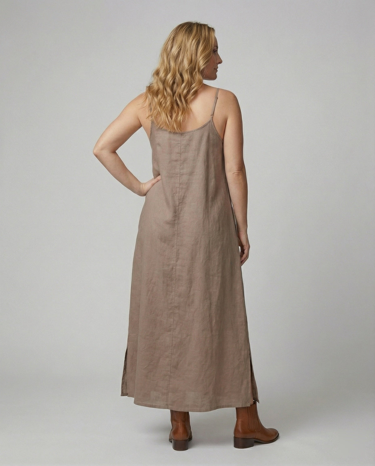 Women’s maxi dress with casual V-neckline and side pockets